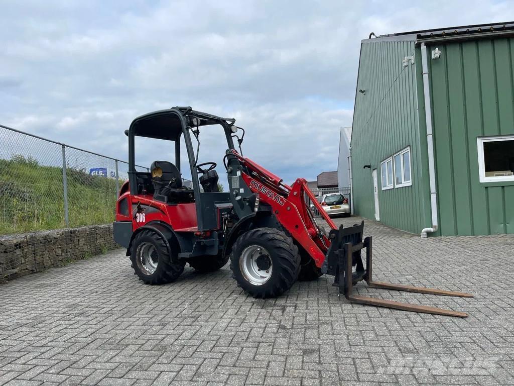 Mustang AL306 Kolové dozery