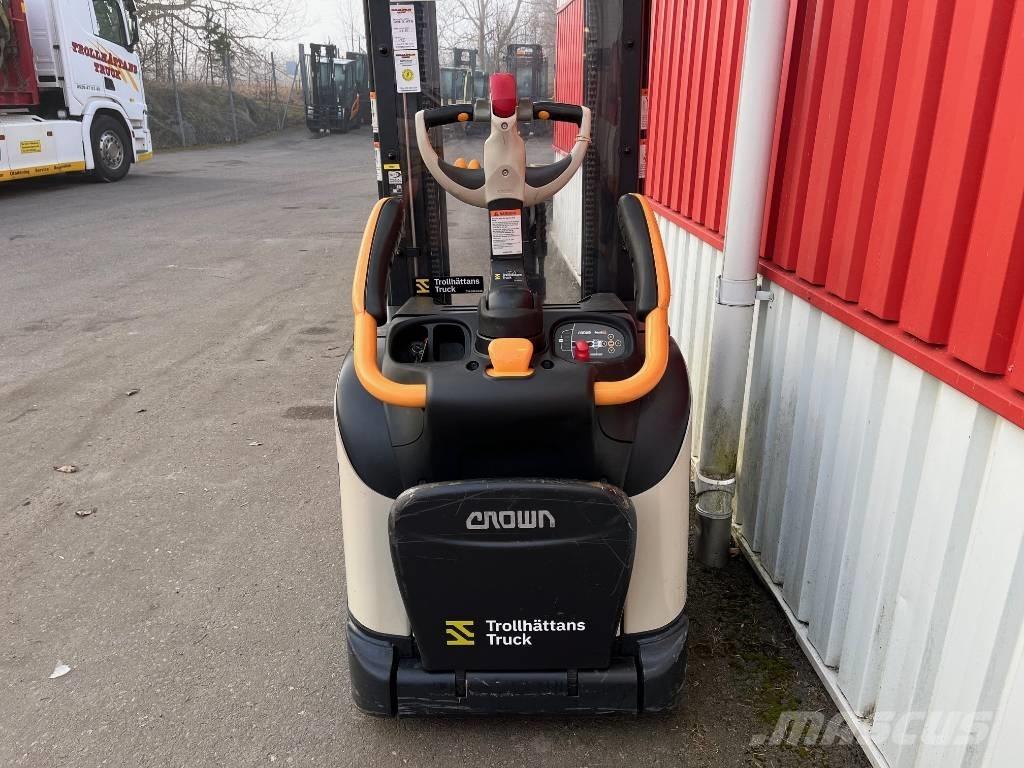 Crown ETi 4000-1.2 Ručně vedené vysokozdvižné vozíky