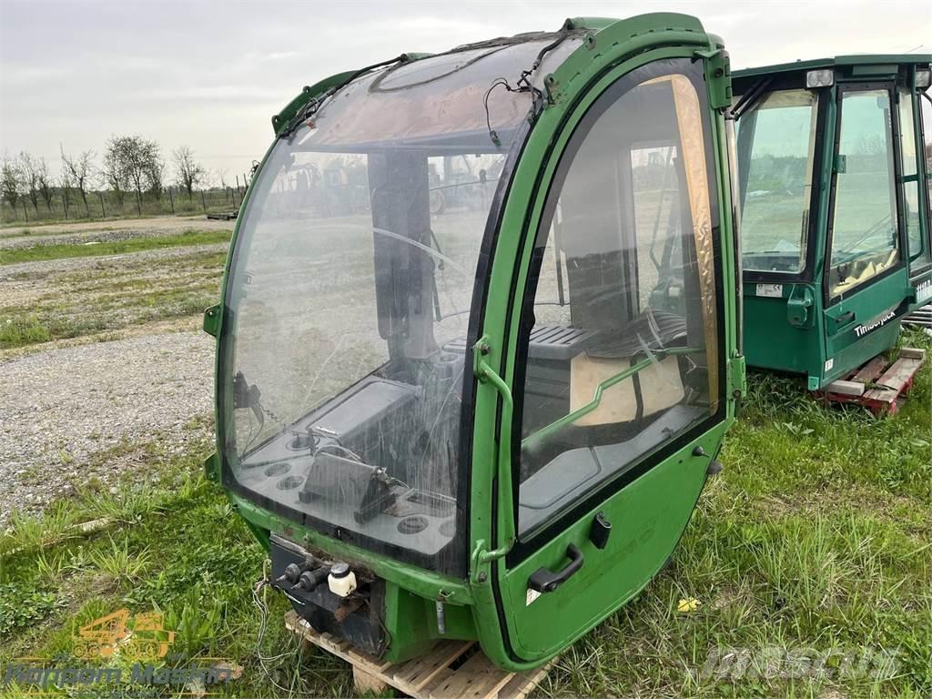 John Deere 1470E Kabiny a interiér