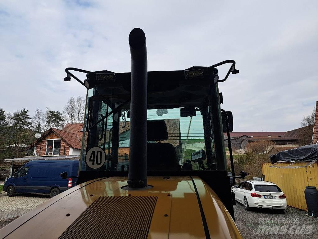 CAT 910 Kolové nakladače