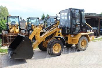 CAT 902 Kolové nakladače