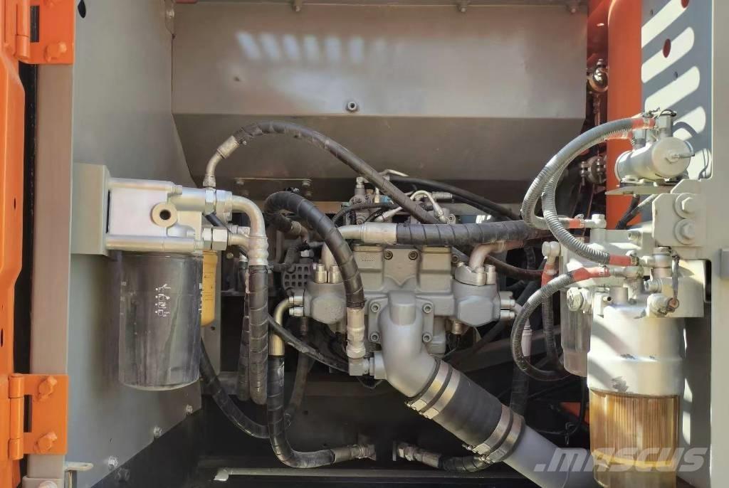 Hitachi ZX 240 Pásová rýpadla