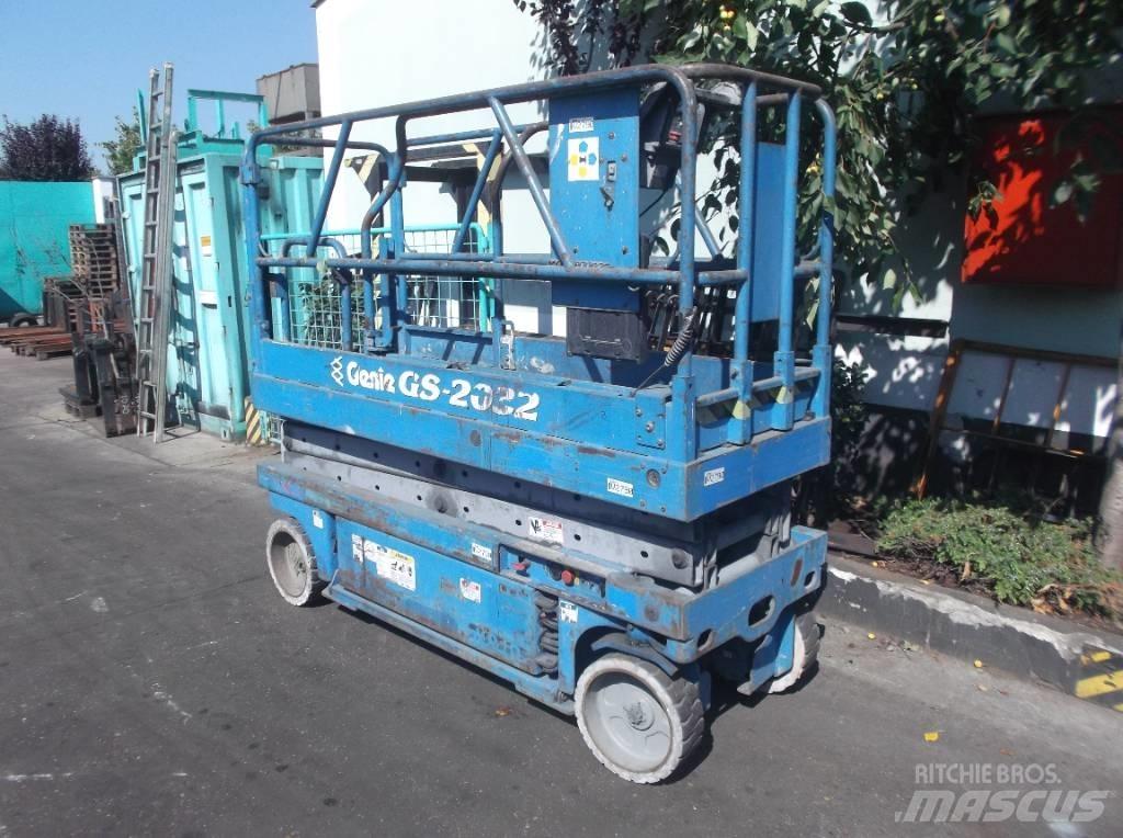 Genie GS 2032    V-2790 Vertikální sloupové výtahy