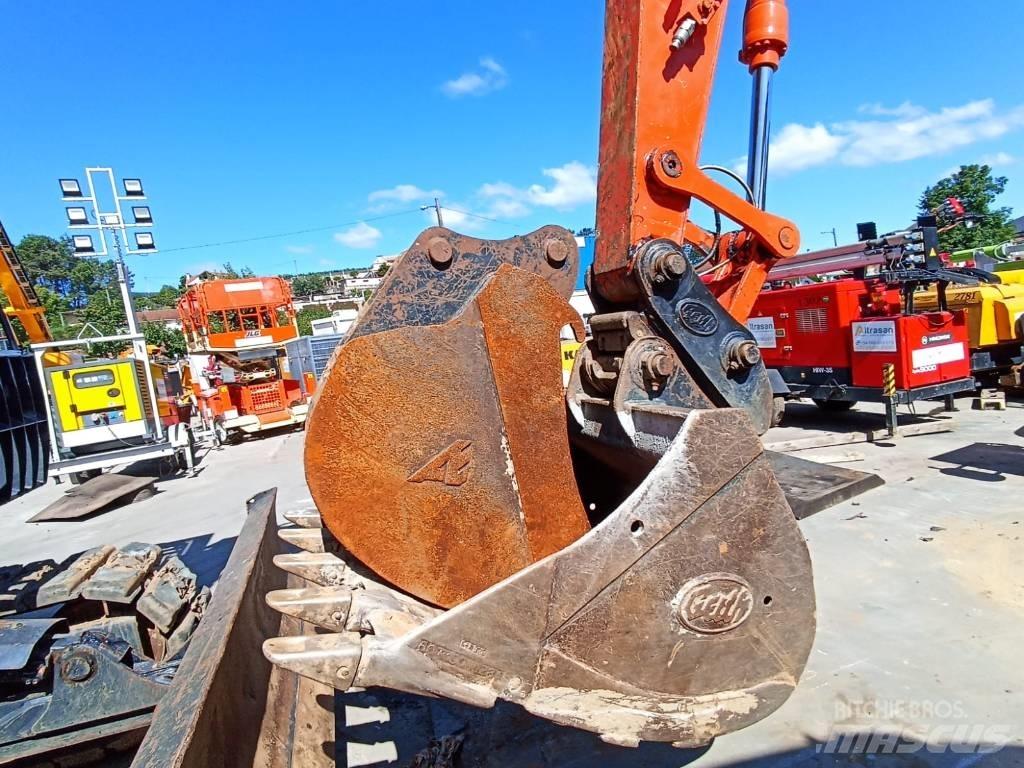 Hitachi ZX 135 US-6 Pásová rýpadla