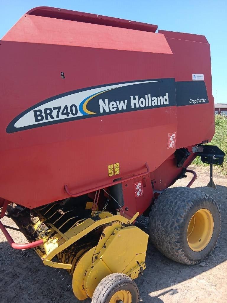 New Holland BR 740 Lis na válcové balíky