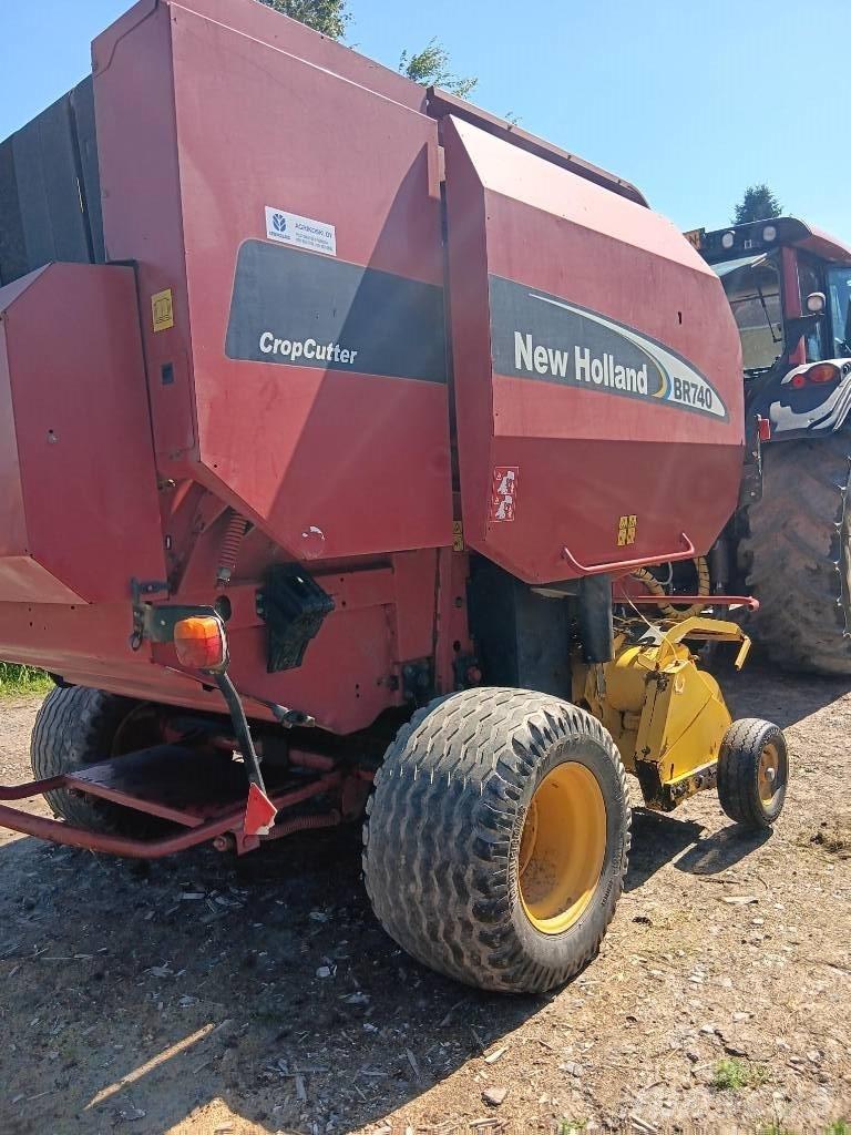 New Holland BR 740 Lis na válcové balíky
