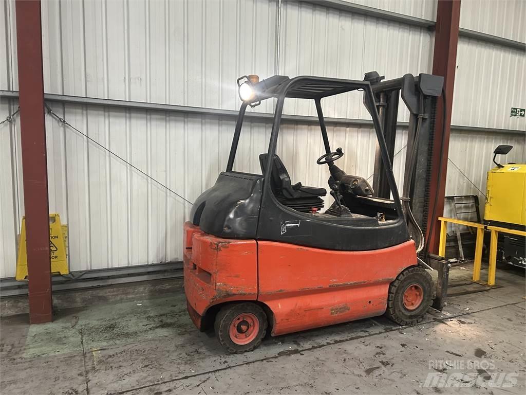 Linde E30-02 Akumulátorové vozíky