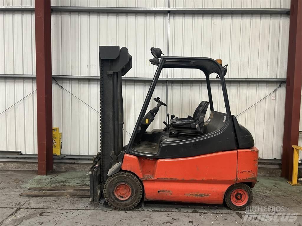 Linde E30-02 Akumulátorové vozíky