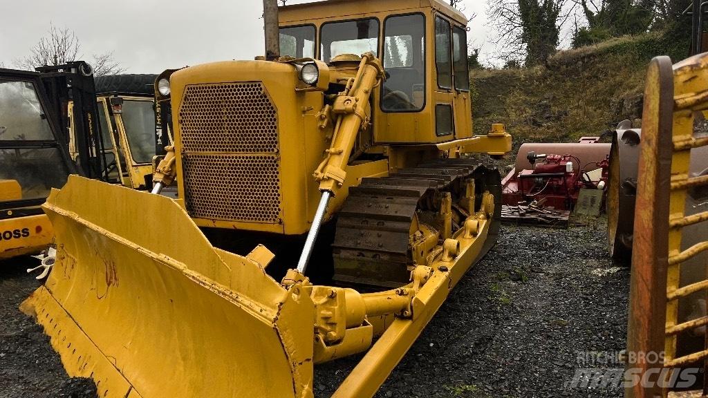 CAT D7 with ripper Pásové dozery
