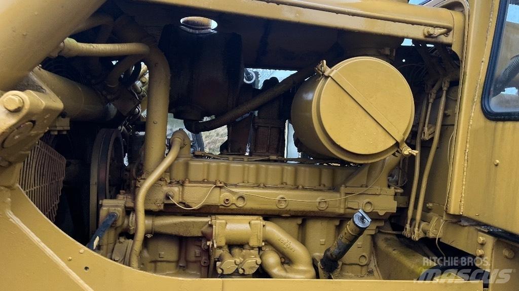 CAT D7 with ripper Pásové dozery