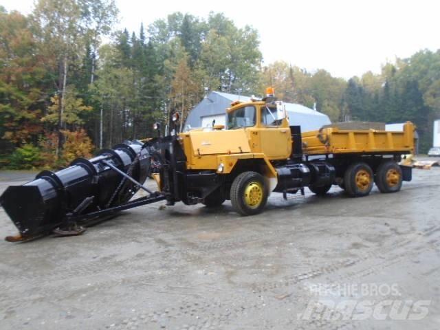 Mack RM 6866 S Sněžné pluhy, přední sněhové radlice