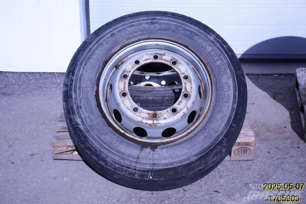  Marshal KRS 03 Pneumatiky, kola a ráfky