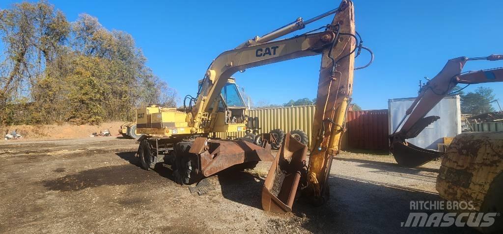 CAT 212 Kolová rýpadla