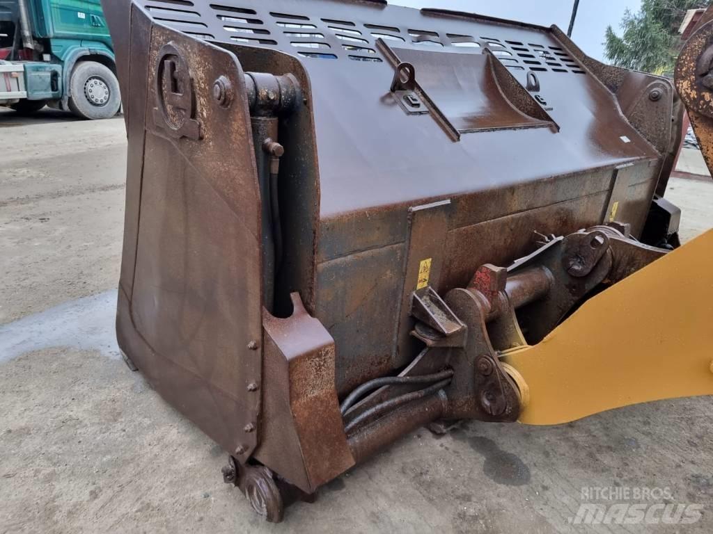 CASE 821 F Kolové nakladače