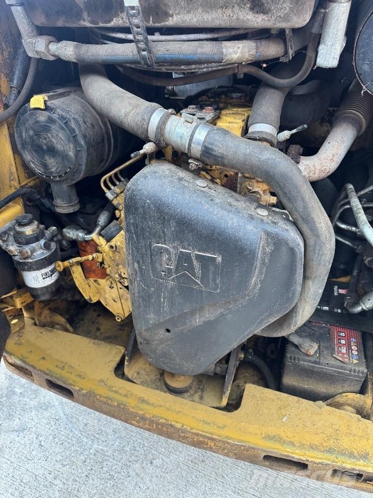 CAT 216 B 3 Smykem řízené nakladače