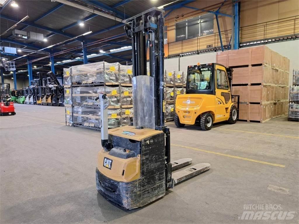 CAT NSP16N2 Ručně vedené vysokozdvižné vozíky