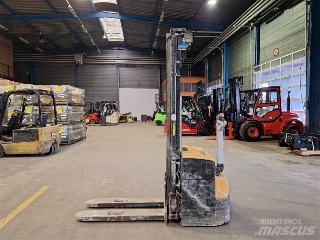 CAT NSP16N2 Ručně vedené vysokozdvižné vozíky