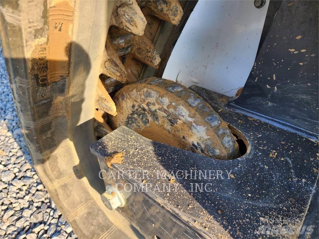 Bobcat T66 Smykem řízené nakladače