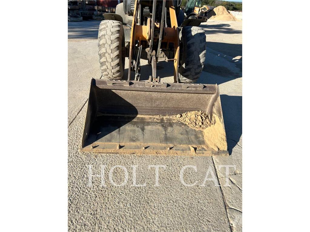 CASE 321F Kolové nakladače