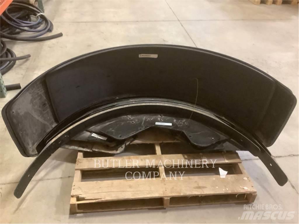 CAT 160M2 REAR FENDER Stavebnictví - ostatní