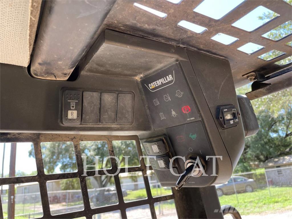 CAT 216 Smykem řízené nakladače