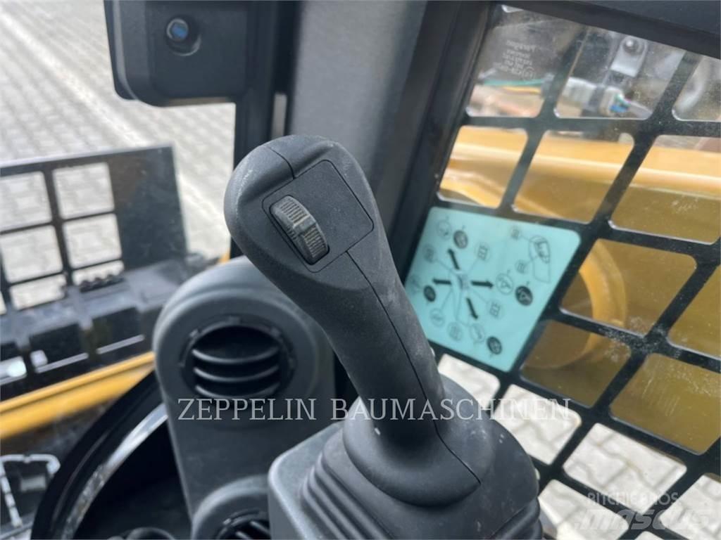 CAT 226D Smykem řízené nakladače