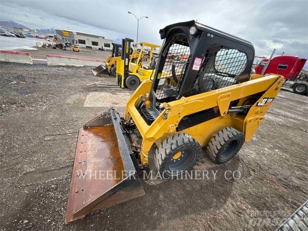 CAT 226D C1-H2 Smykem řízené nakladače