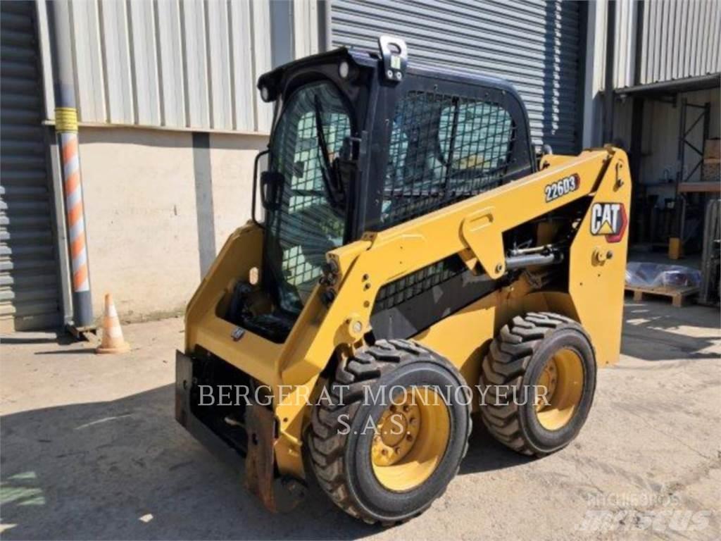 CAT 226D3 Smykem řízené nakladače