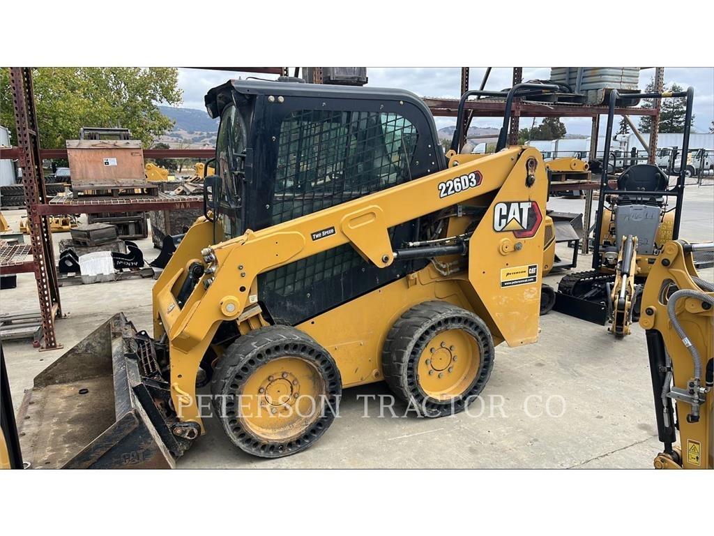 CAT 226D3 Smykem řízené nakladače