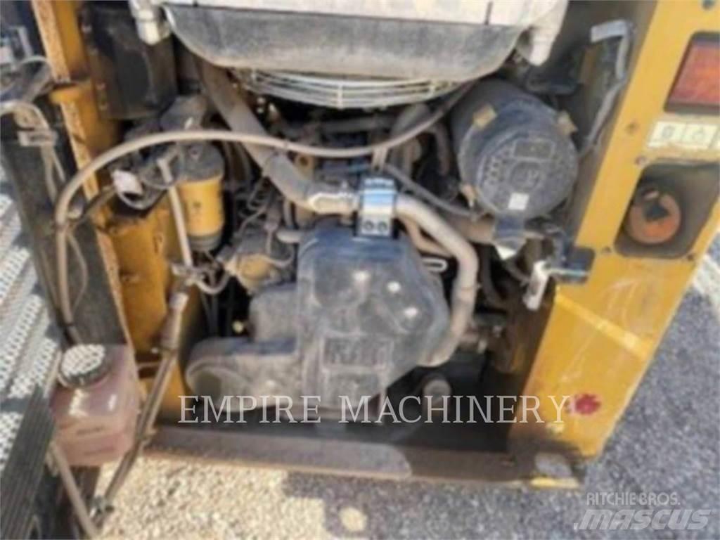 CAT 226D3 Smykem řízené nakladače