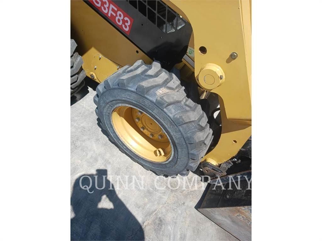 CAT 226D3 Smykem řízené nakladače