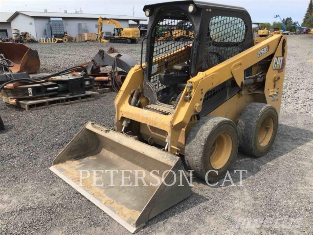 CAT 226D3 Smykem řízené nakladače
