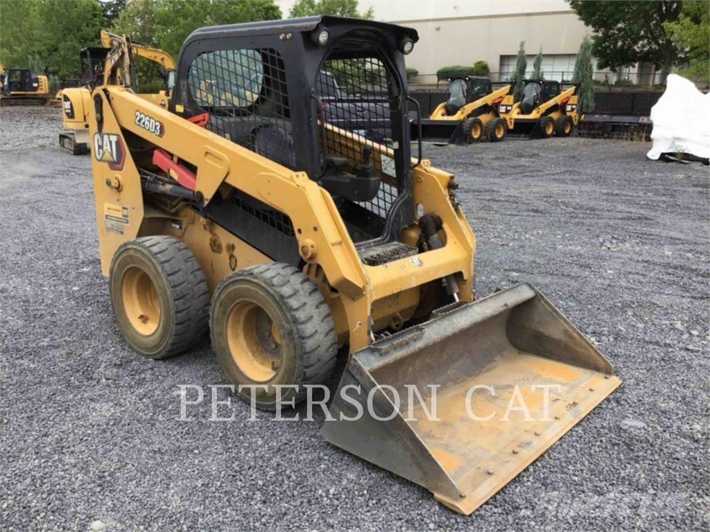 CAT 226D3 Smykem řízené nakladače