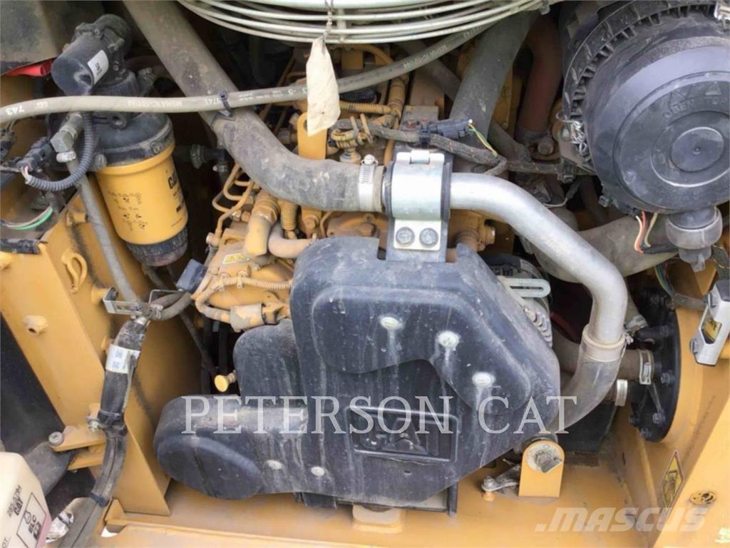 CAT 226D3 Smykem řízené nakladače