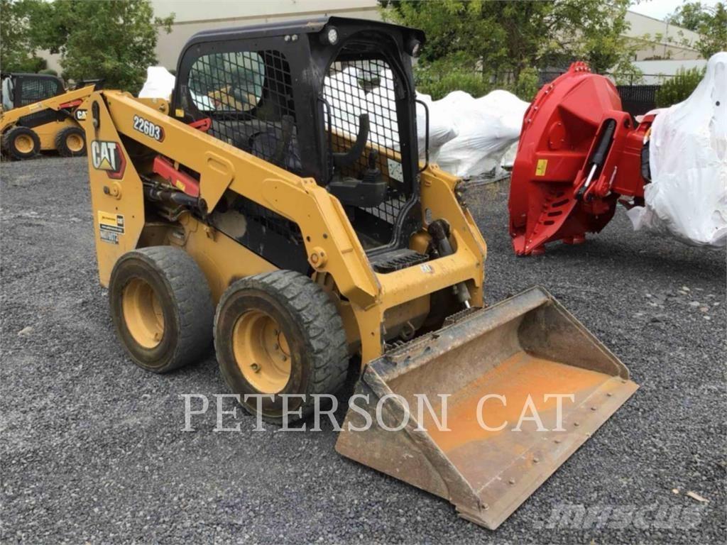 CAT 226D3 Smykem řízené nakladače