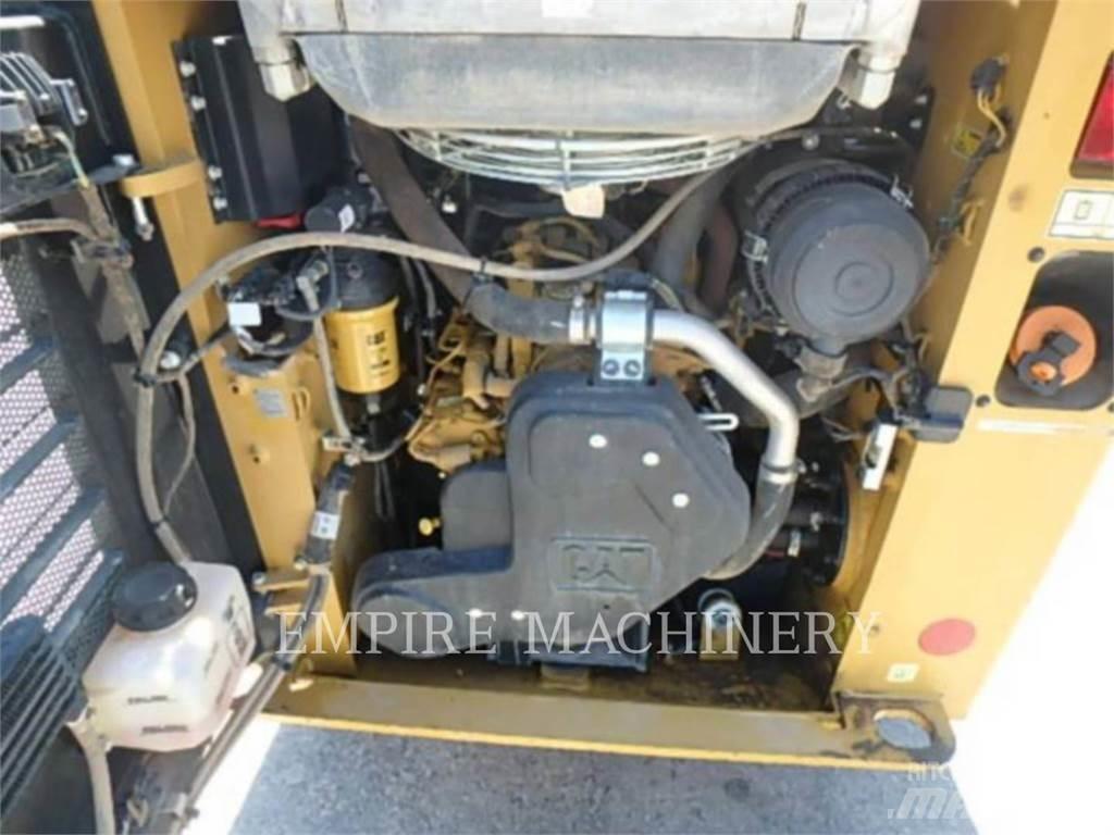 CAT 226D3 Smykem řízené nakladače