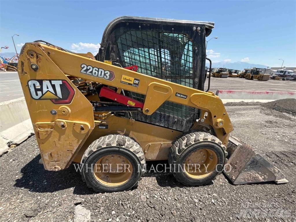 CAT 226D3 C3H2 Smykem řízené nakladače