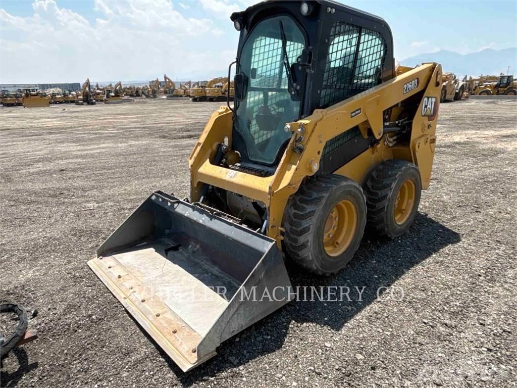 CAT 226D3 C3H2 Smykem řízené nakladače