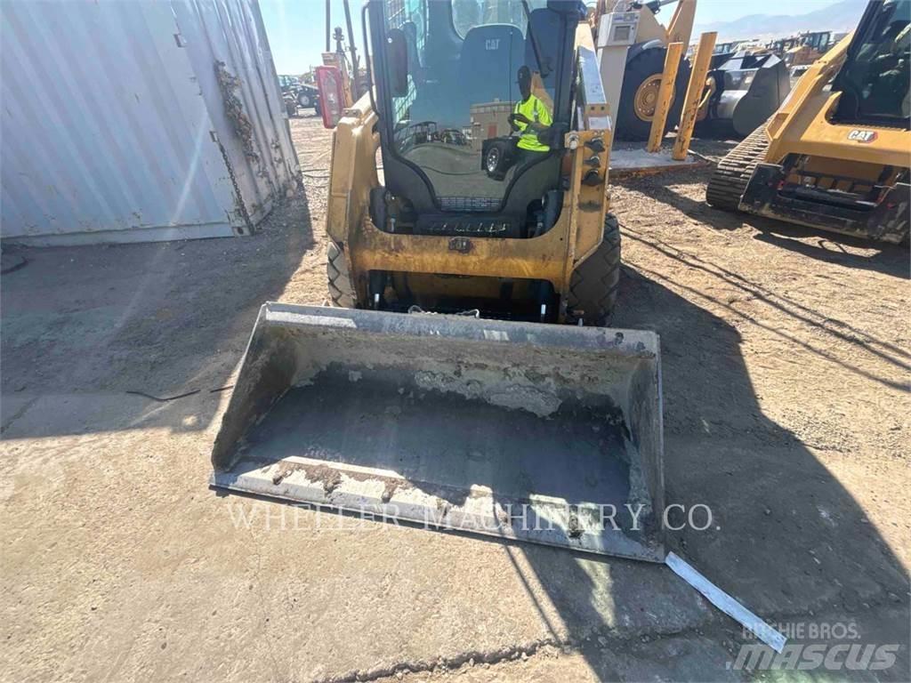 CAT 226D3 C3H2 Smykem řízené nakladače