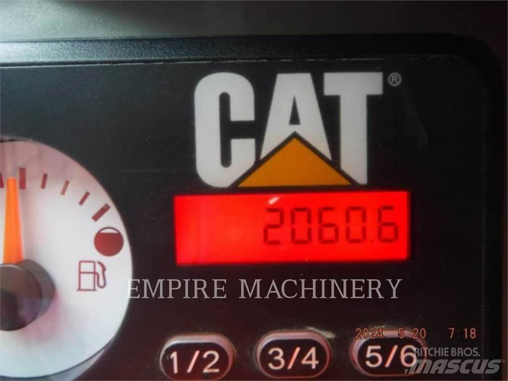 CAT 226D3 CA Smykem řízené nakladače