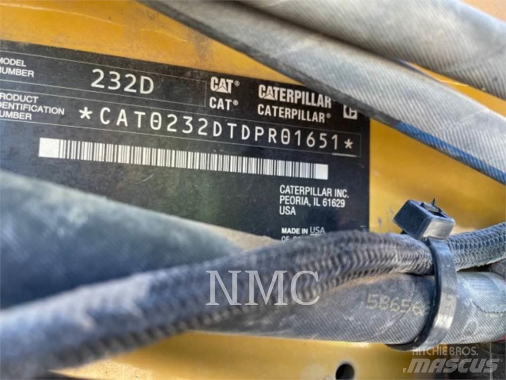 CAT 232D Smykem řízené nakladače
