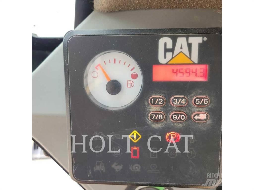 CAT 232D Smykem řízené nakladače