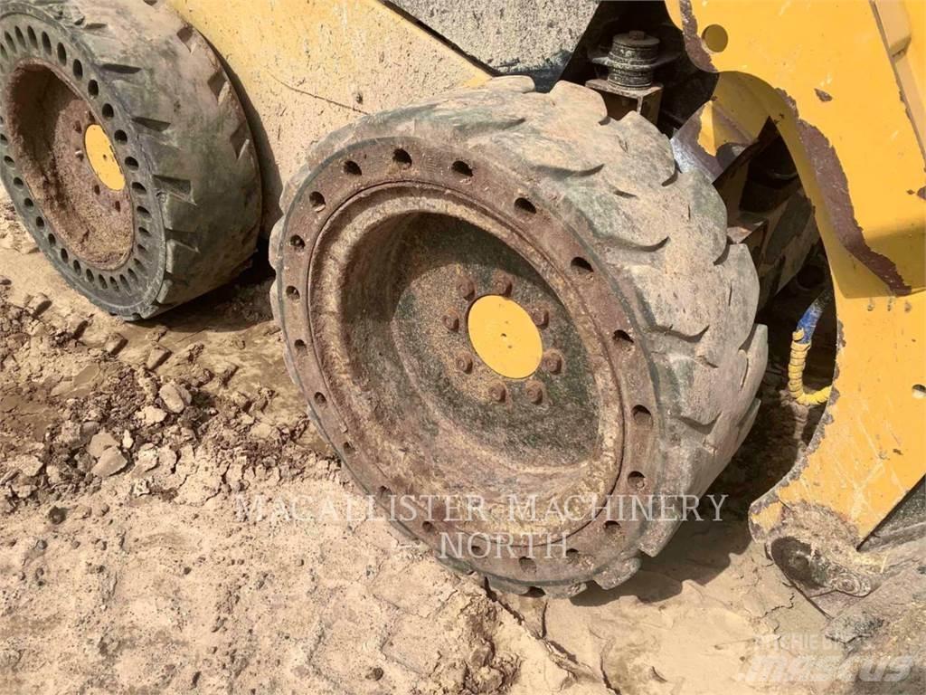 CAT 236D CQ Smykem řízené nakladače