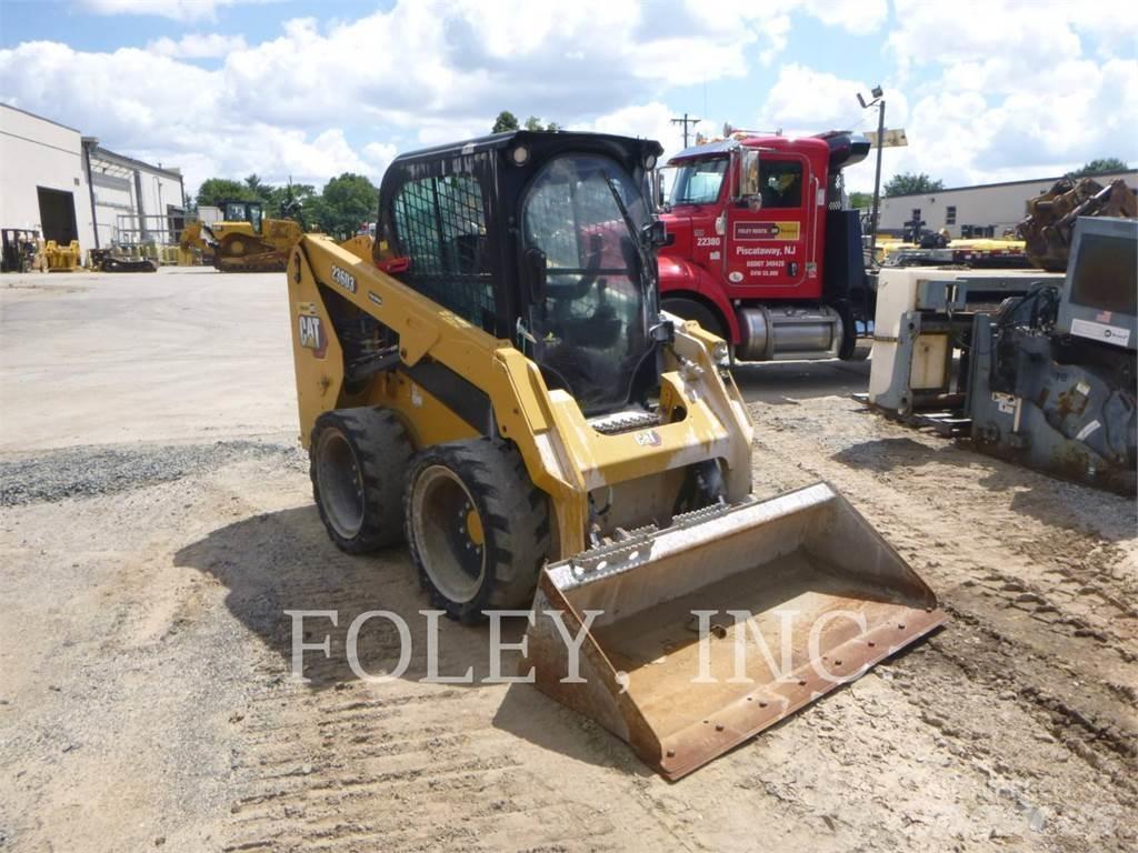 CAT 236D3 Smykem řízené nakladače