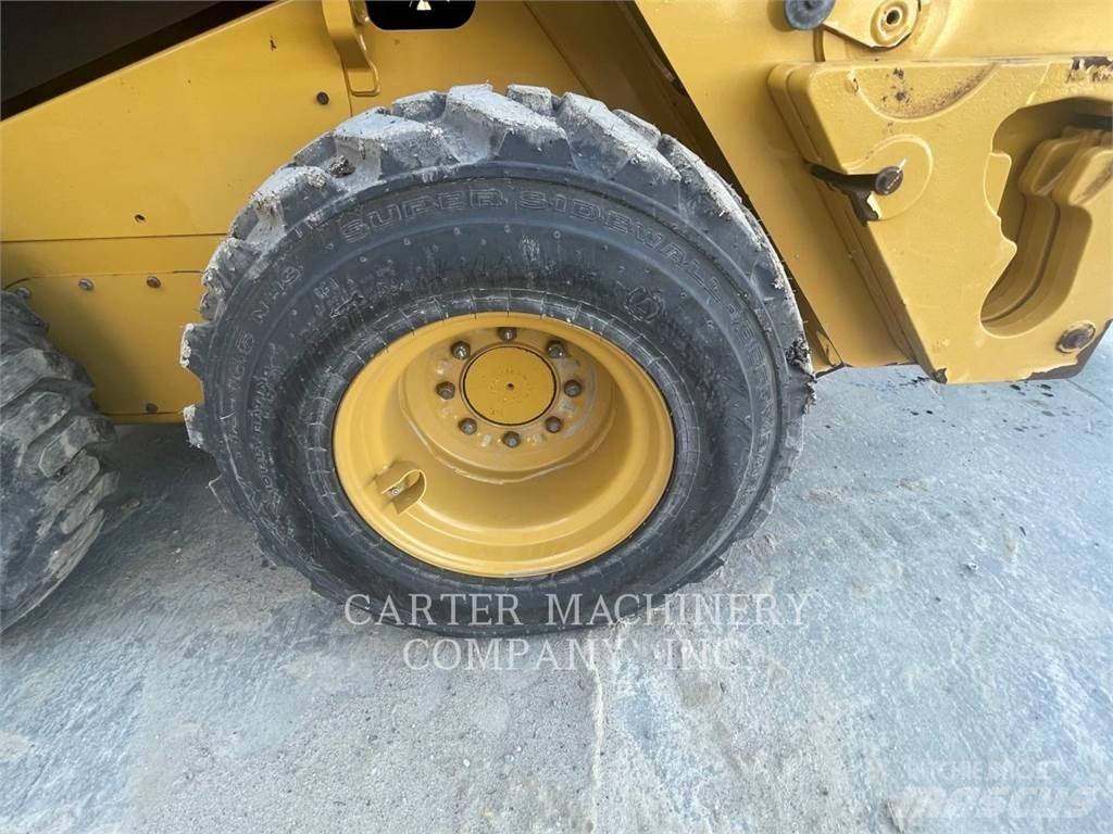 CAT 236D3 Smykem řízené nakladače