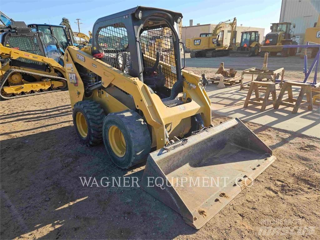 CAT 236D3 Smykem řízené nakladače
