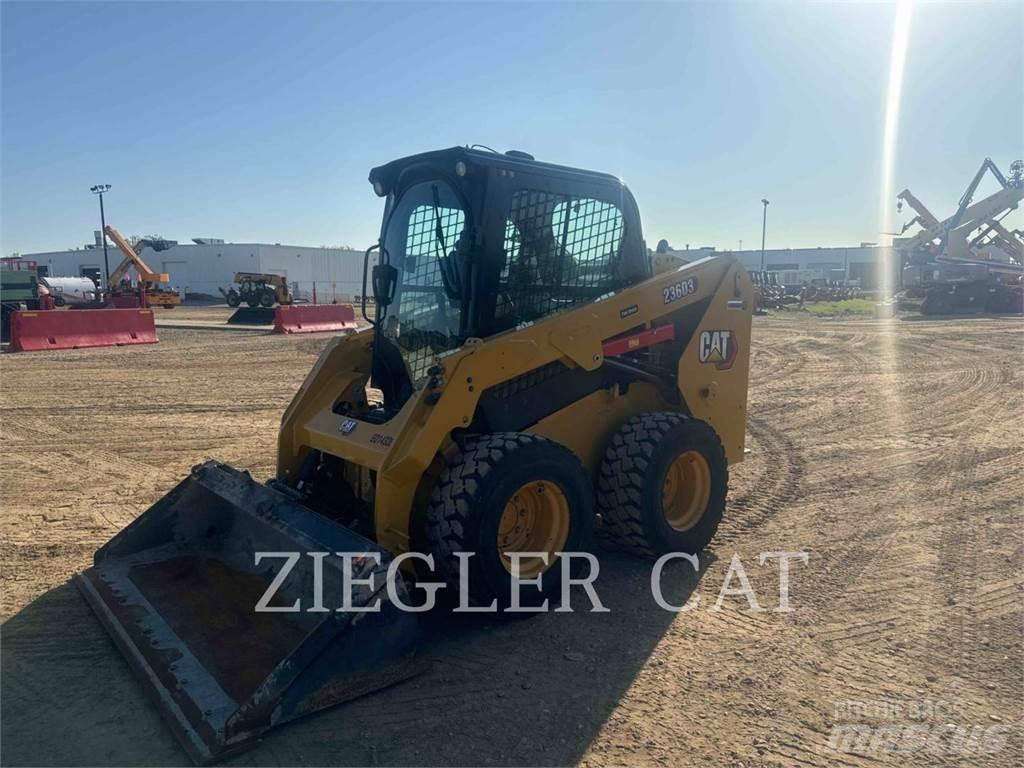 CAT 236D3 Smykem řízené nakladače