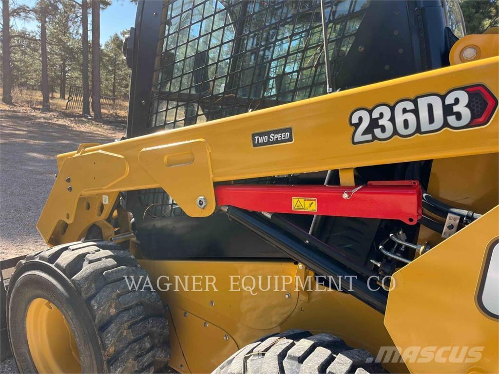 CAT 236D3 Smykem řízené nakladače