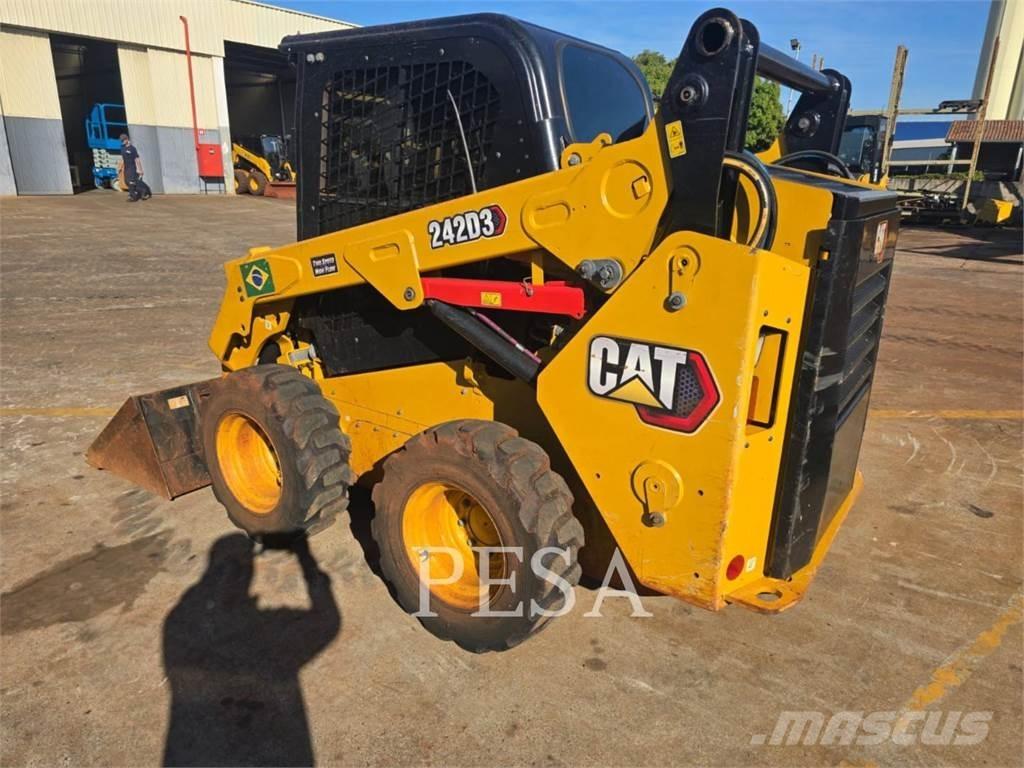 CAT 242 D Smykem řízené nakladače