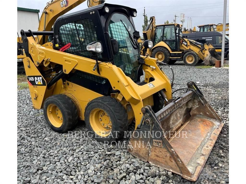 CAT 242D Smykem řízené nakladače